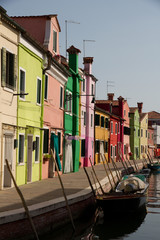 Fototapeta na wymiar Kolorowe domy na kanał w Burano, Wenecja