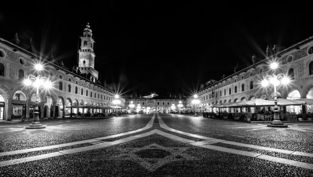 Vigevano, Piazza Ducale