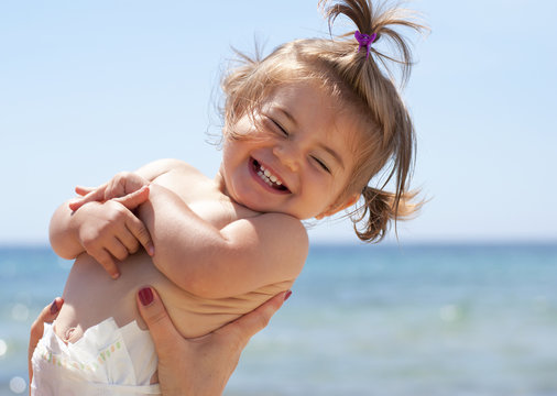 bimba che sorride al mare