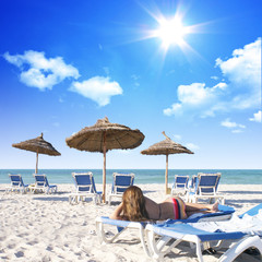 sexy Frau entspannt im Urlaub