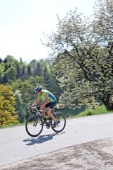 Fototapeta na wymiar Senior fährt Fahrrad auf einem Rennrad