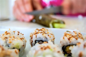 Préparation de makis et sushis