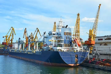 Pipe stack and ship under crane bridge