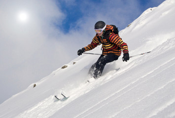 Junger Skifahrer im Tiefschnee