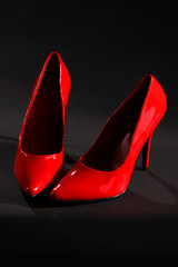 Ein paar rote hochhackige Schuhe