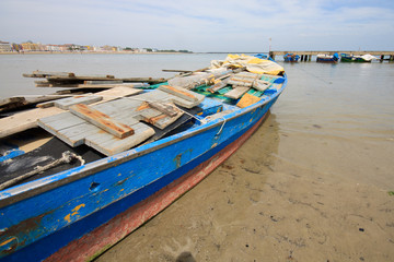 Fototapeta na wymiar łód¼ na plaży diCaorle
