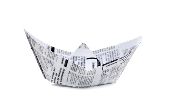 bateau origami en papier journal