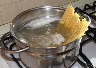 spaghetti in pentola