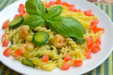 pasta con gamberi e zucchine