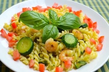 pasta con gamberi e zucchine