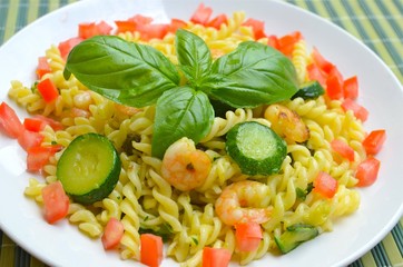 pasta con gamberi e zucchine