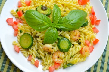 pasta con gamberi e zucchine