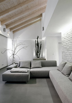divano in tessuto grigio nel soggiorno moderno