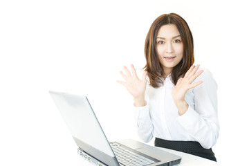 驚いた表情のオフィスレディー