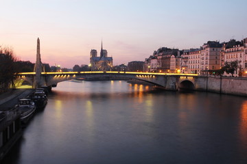 Naklejka premium Romantic pink sunset at Paris