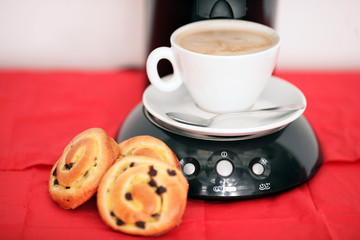 frischer Kaffee mit Gebäck
