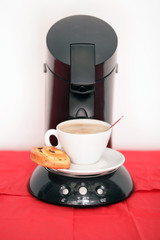 frischer Kaffee mit Gebäck