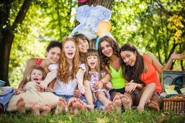 Fototapeta premium girlfriends on picnic