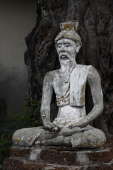 Obraz premium hermit meditating under tree