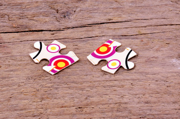 Puzzleteile auf Holz