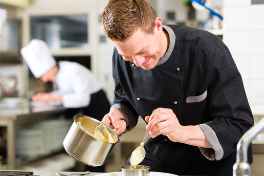 Koch in Restaurant oder Hotel K&uuml;che beim kochen