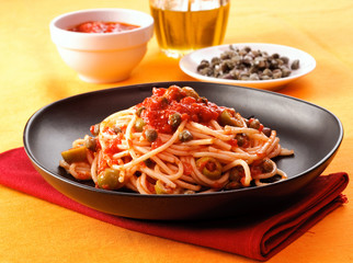 Spaghetti al pomodoro, olive e capperi