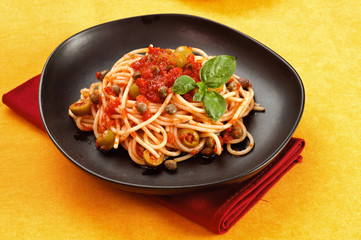 Spaghetti con pomodoro, olive e capperi