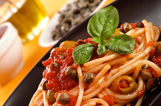 Spaghetti al pomodoro con capperi e olive