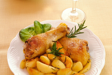 Coscia di pollo su piatto bianco