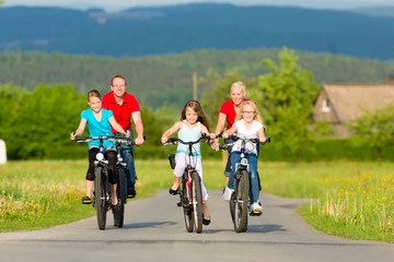 Familie fährt Fahrrad im Sommer