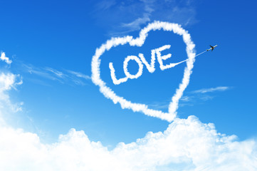 Naklejka na ściany i meble Serce miłość chmury na niebieskim niebie