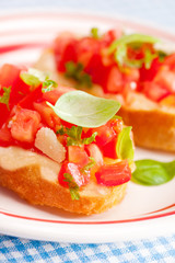 Bruschetta z mozzarellą i pomidorami