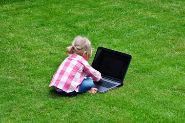 Kind sitzt am Laptop