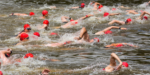 Triathleten beim Schwimmen