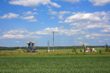 Fototapeta na wymiar Нефтяные качалки в поле