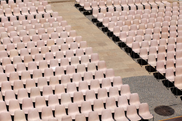 Obraz premium Many rosa chairs lined up for concert or speach