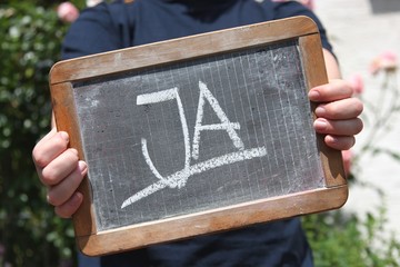 alte Schultafel mit Kreideschrift ‘JA'