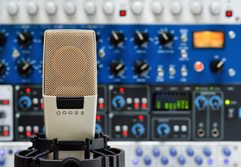 Studiomikrofon vor Audiogeräten