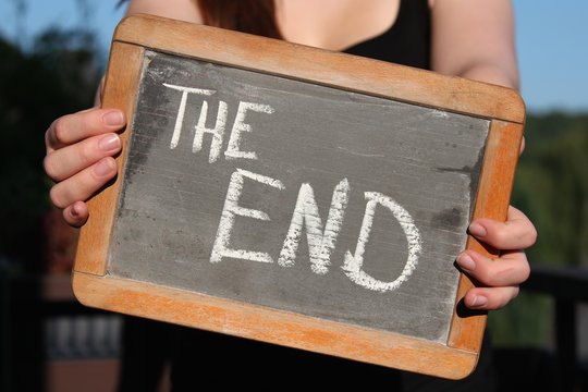 alte Schultafel mit Kreideschrift ‘THE END'