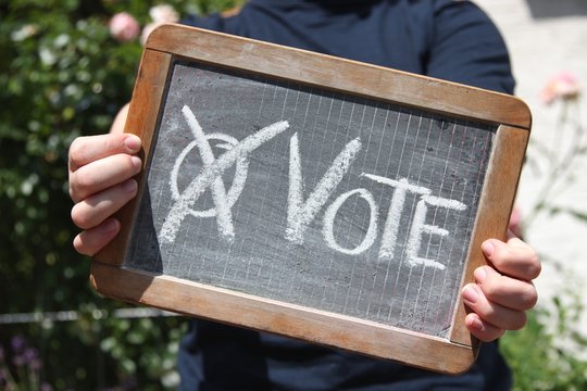 alte Schultafel mit Kreideschrift &lsquo;VOTE'