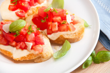 Bruschetta z mozzarellą i pomidorami