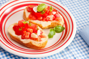Bruschetta z mozzarellą i pomidorami