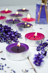 Obraz na płótnie Canvas Teelichter mit Lavendel und Duftöl