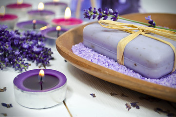 Seife mit Lavendel, Badesalz und Kerzenschein