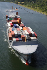 mit Containern beladenes Frachtschiff