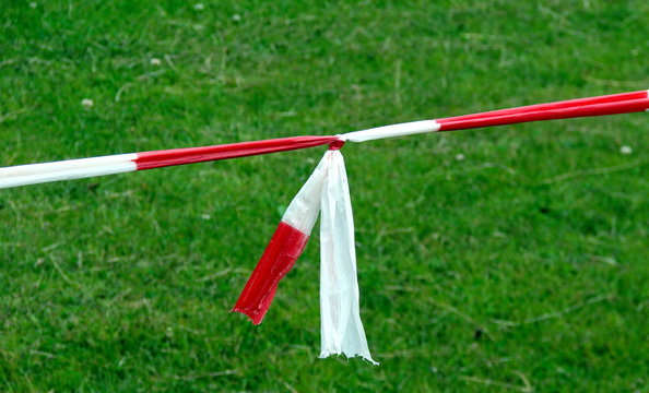 Band aus Plastik mit Schleife auf gr&uuml;nen Hintergrund