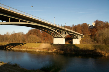 Isar Kanal Herbst ruhig Brücke Grünwald Himmel