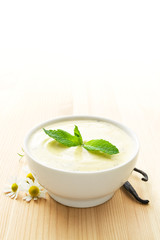 Schale mit Vanillejoghurt