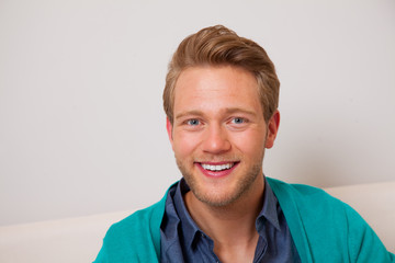 junger mann blickt in die kamera