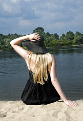 Dziewczyna w kapeluszu na plaży